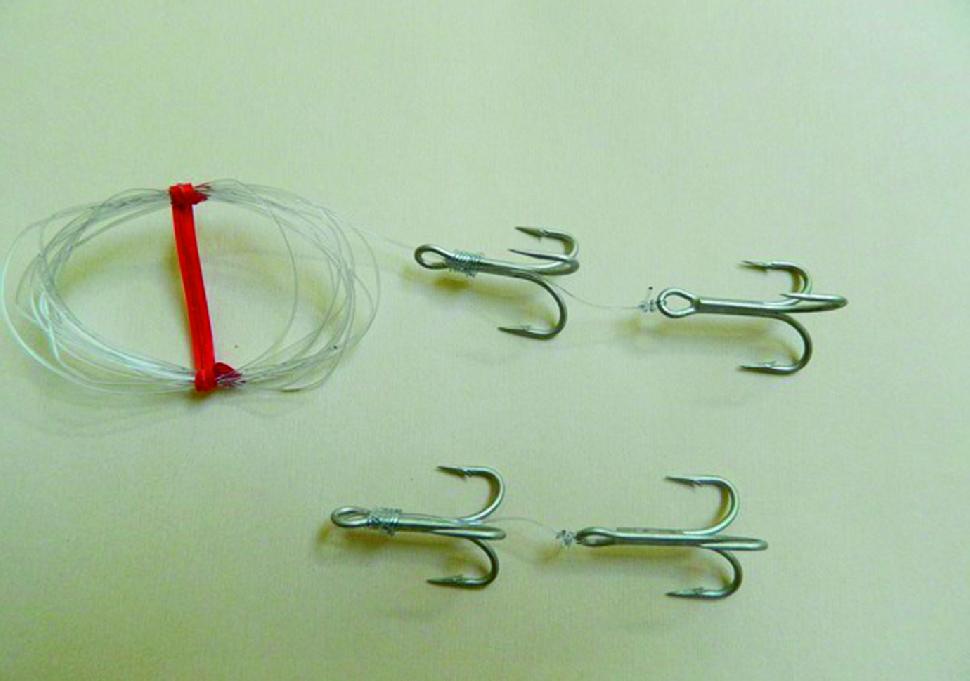 Traditional full length leader and tandem hook rig and a “quick tie” tandem hook up. Via Tom Davis.