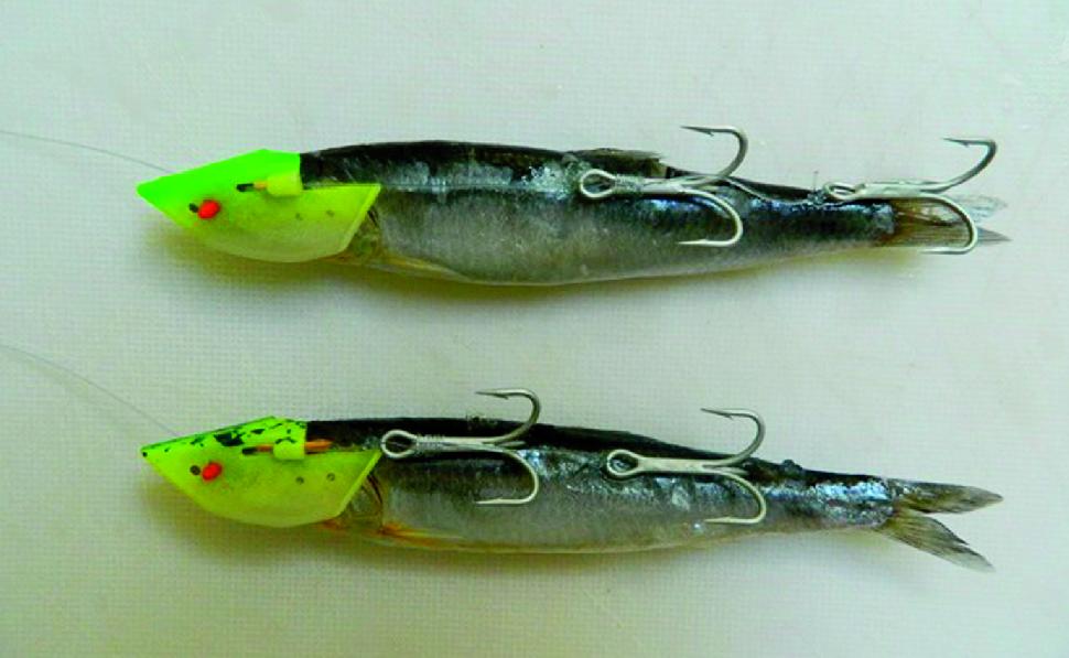 A normal two treble hook tandem with the trailer hanging free & the same hook arrangement with both hooks set into the bait. Via Tom Davis.