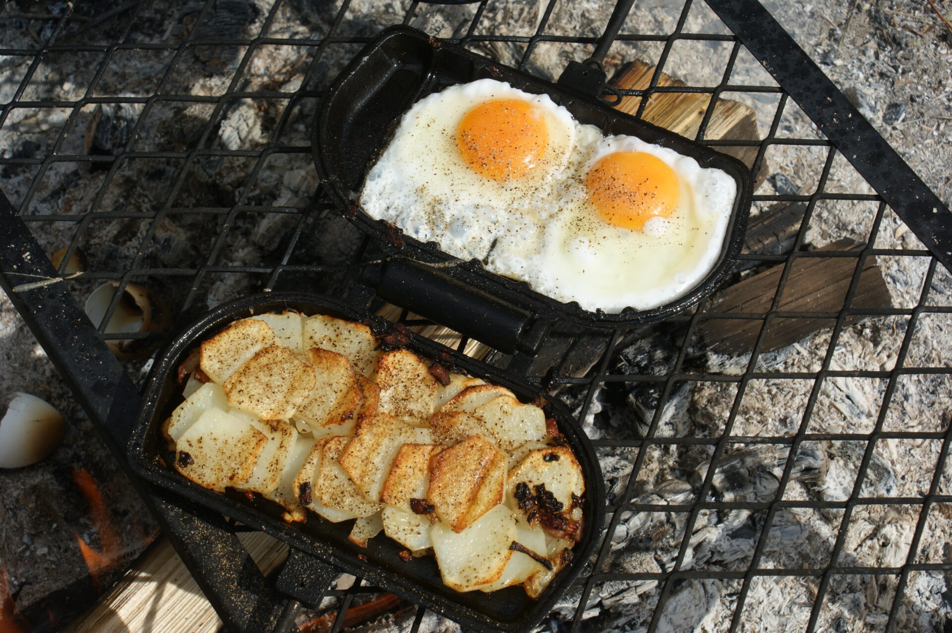 Potatoes, bacon and eggs in the pie iron.